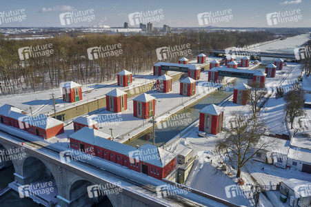 Eingestellter Schiffsverkehr auf dem Mittellandkanal in Hannover