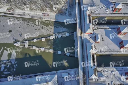 Eingestellter Schiffsverkehr auf dem Mittellandkanal in Hannover