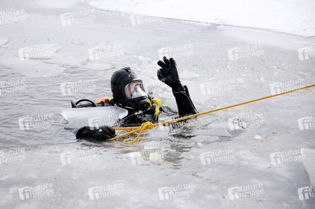 Feuerwehr-Übung Eisretten in Potsdam