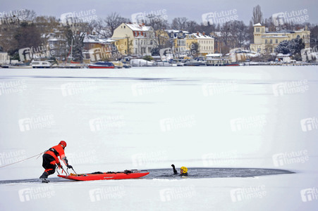 Feuerwehr-Übung Eisretten in Potsdam