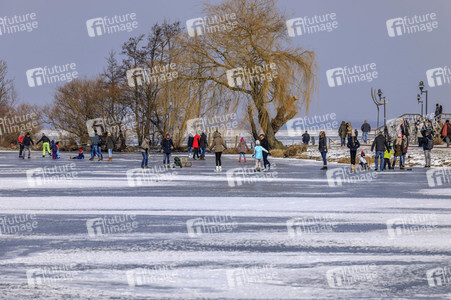 Das Steinhuder Meer im Winter bei Wunstorf