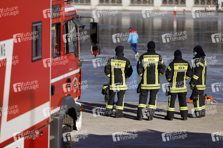 Feuerwehrübung Eisrettung in Köln