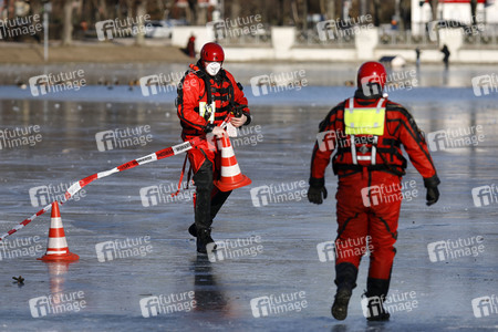 Feuerwehrübung Eisrettung in Köln