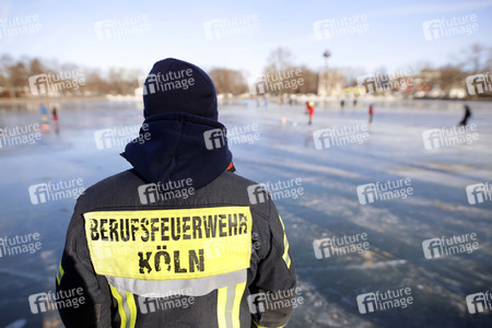 Feuerwehrübung Eisrettung in Köln