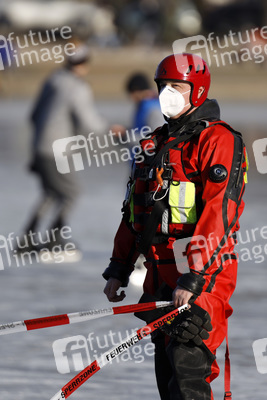 Feuerwehrübung Eisrettung in Köln