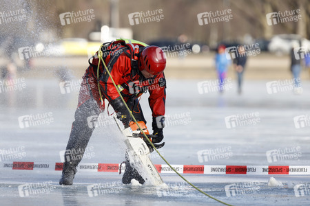 Feuerwehrübung Eisrettung in Köln