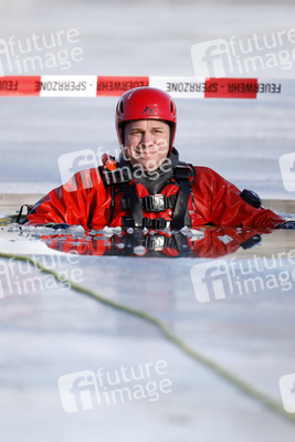 Feuerwehrübung Eisrettung in Köln