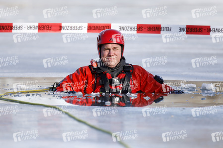 Feuerwehrübung Eisrettung in Köln