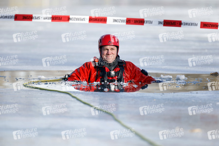 Feuerwehrübung Eisrettung in Köln