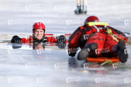 Feuerwehrübung Eisrettung in Köln