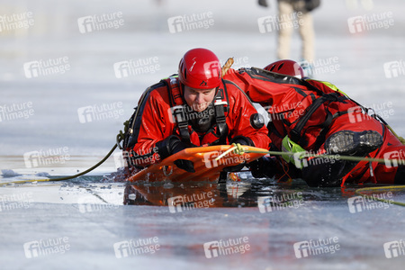 Feuerwehrübung Eisrettung in Köln