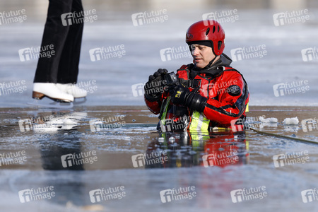 Feuerwehrübung Eisrettung in Köln