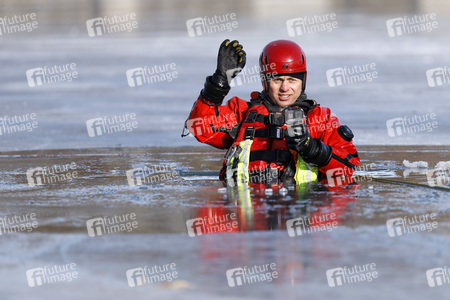 Feuerwehrübung Eisrettung in Köln