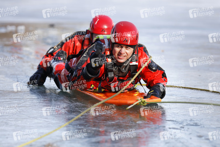 Feuerwehrübung Eisrettung in Köln