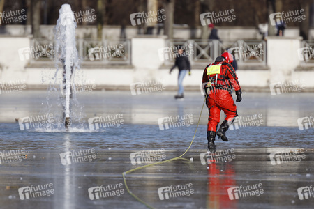 Feuerwehrübung Eisrettung in Köln