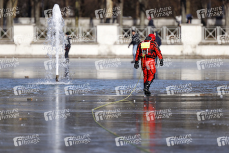 Feuerwehrübung Eisrettung in Köln