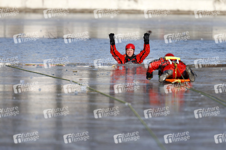 Feuerwehrübung Eisrettung in Köln