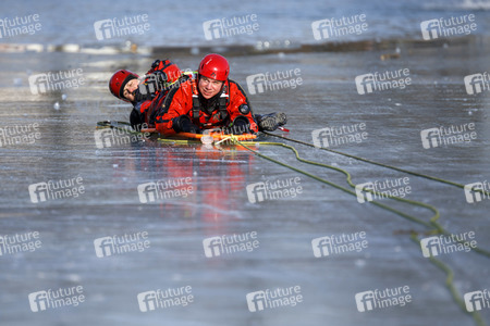 Feuerwehrübung Eisrettung in Köln