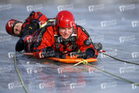 Feuerwehrübung Eisrettung in Köln