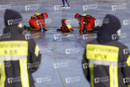 Feuerwehrübung Eisrettung in Köln