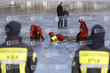 Feuerwehrübung Eisrettung in Köln