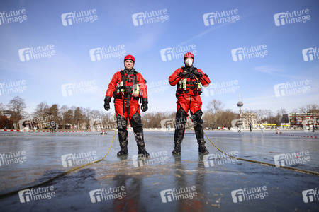 Feuerwehrübung Eisrettung in Köln