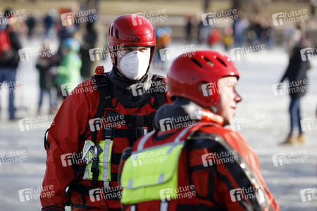 Feuerwehrübung Eisrettung in Köln