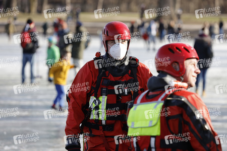 Feuerwehrübung Eisrettung in Köln