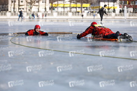 Feuerwehrübung Eisrettung in Köln