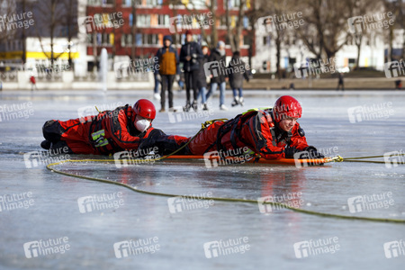 Feuerwehrübung Eisrettung in Köln