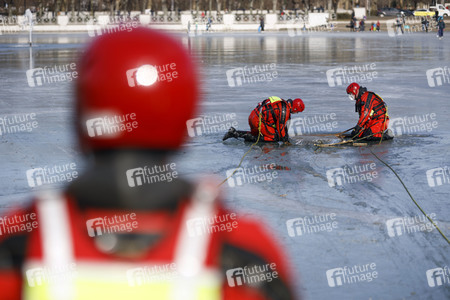 Feuerwehrübung Eisrettung in Köln