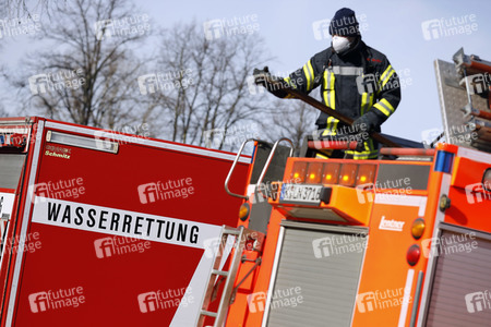 Feuerwehrübung Eisrettung in Köln