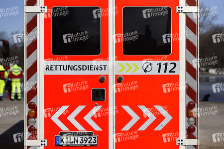 Feuerwehrübung Eisrettung in Köln
