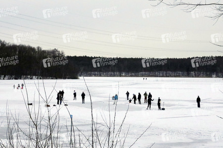 Winterspaß auf dem zugefrorenen Bötzsee in Strausberg