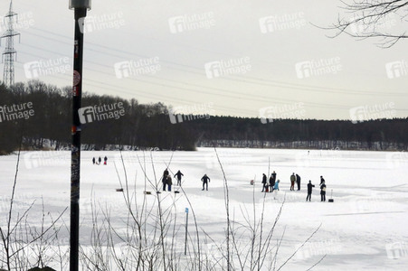 Winterspaß auf dem zugefrorenen Bötzsee in Strausberg