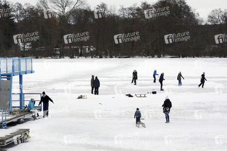 Winterspaß auf dem zugefrorenen Bötzsee in Strausberg