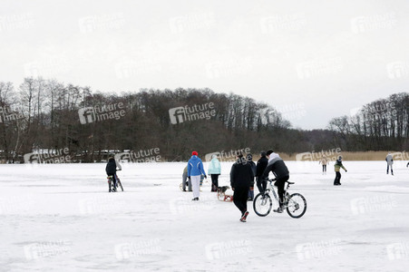 Winterspaß auf dem zugefrorenen Bötzsee in Strausberg