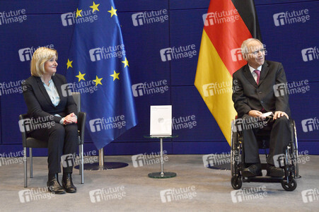 Übergabe des Jahresberichts der Wehrbeauftragten in Berlin