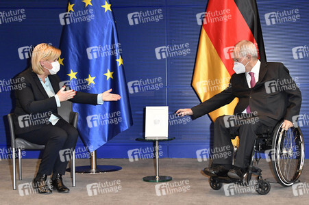 Übergabe des Jahresberichts der Wehrbeauftragten in Berlin