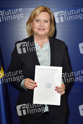 Übergabe des Jahresberichts der Wehrbeauftragten in Berlin