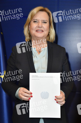 Übergabe des Jahresberichts der Wehrbeauftragten in Berlin