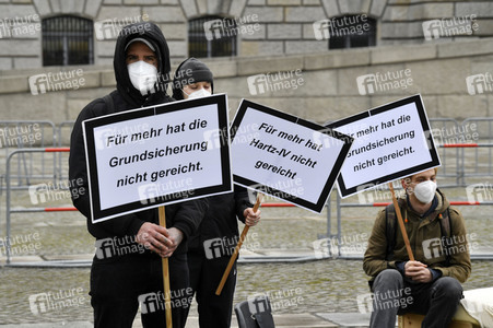 Demonstration 'Keine halben Sachen: Corona-Hilfen für die Ärmsten!' in Berlin