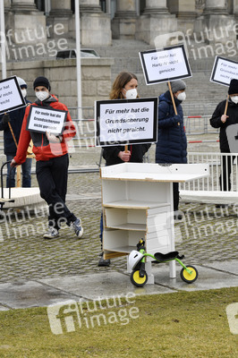 Demonstration 'Keine halben Sachen: Corona-Hilfen für die Ärmsten!' in Berlin