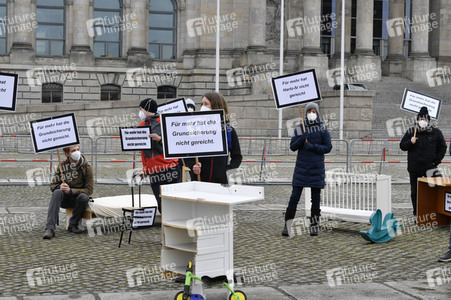 Demonstration 'Keine halben Sachen: Corona-Hilfen für die Ärmsten!' in Berlin