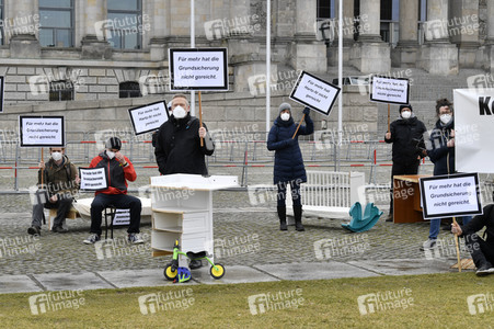 Demonstration 'Keine halben Sachen: Corona-Hilfen für die Ärmsten!' in Berlin