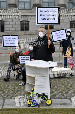 Demonstration 'Keine halben Sachen: Corona-Hilfen für die Ärmsten!' in Berlin