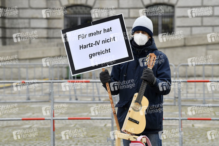 Demonstration 'Keine halben Sachen: Corona-Hilfen für die Ärmsten!' in Berlin