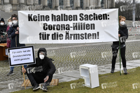 Demonstration 'Keine halben Sachen: Corona-Hilfen für die Ärmsten!' in Berlin