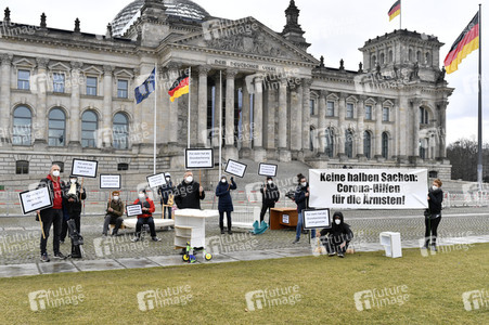 Demonstration 'Keine halben Sachen: Corona-Hilfen für die Ärmsten!' in Berlin