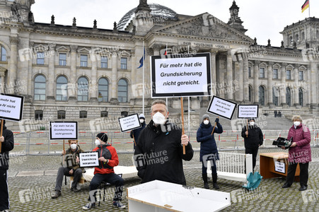 Demonstration 'Keine halben Sachen: Corona-Hilfen für die Ärmsten!' in Berlin